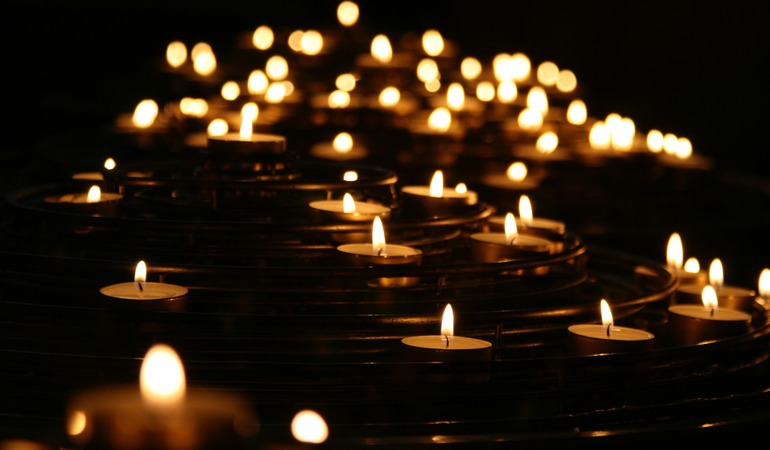 Lichtjesregen: overledenen gedenken met het hele dorp - idee uit Apeldoorn
