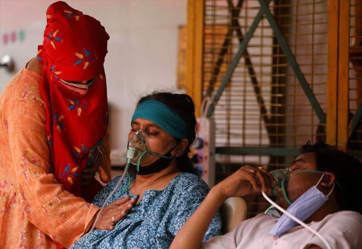 In India is een enorm tekort aan zuurstofflessen